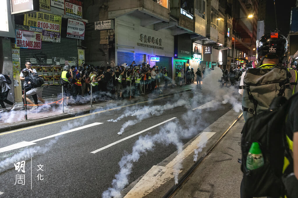 當警方施放催淚彈驅散人羣，他會向着濃煙前行繼續採訪，經常會吃催淚彈。