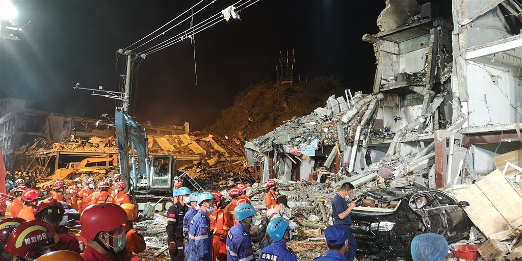 浙江溫嶺良山村高速路段槽罐車爆炸,造成重大傷亡,爆炸點附近一整排房屋嚴重受損。(中新社提供)