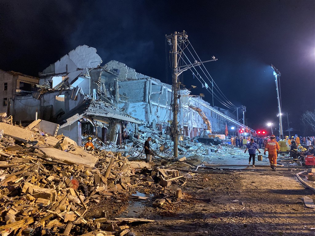 浙江溫嶺良山村高速路段槽罐車爆炸,附近一整排房屋嚴重受損,迎爆炸震波面的門窗玻璃全部破碎、幾乎成為空殼。(中新社提供)