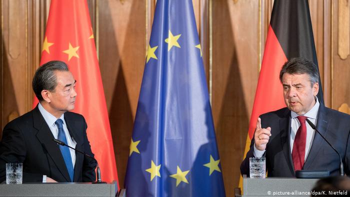 Deutschland Sigmar Gabriel und Wang Yi in Berlin (picture-alliance/dpa/K. Nietfeld)