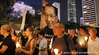 Hongkong Liu Xiaobo Trauermarsch (picture-alliance/AP/V. Yu) Hongkong Liu Xiaobo Trauermarsch (picture-alliance/AP/V. Yu)