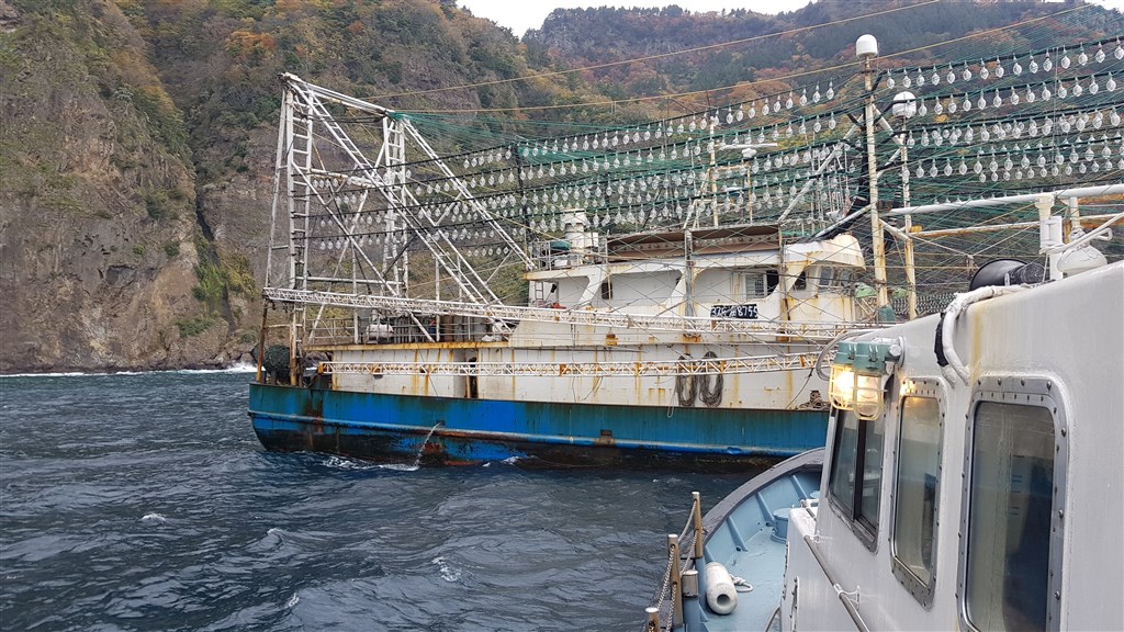 配備高流明燈泡的中國漁船在南韓鬱陵島附近海域靠港。（非法海洋計畫提供）