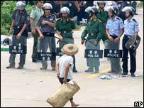 徒手村民与防暴警察