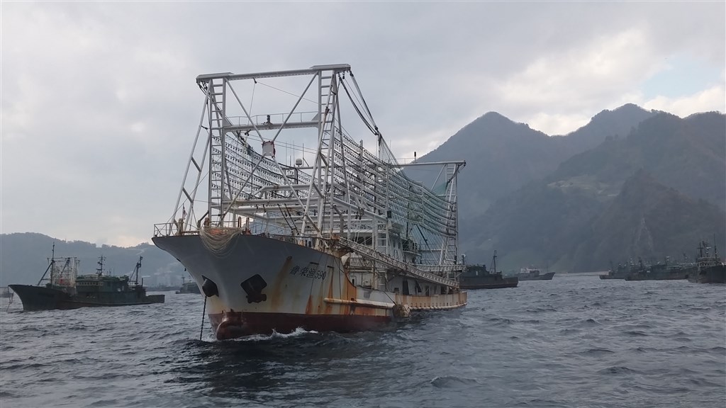 中國魷魚船在南韓鬱陵島靠港，導致當地旅遊業、漁業兩大主要收入來源銳減。（非法海洋計畫提供）