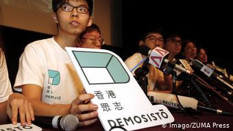 Hong Kong - Joschua Wong mit Demosisto Schild (Imago/ZUMA Press) Hong Kong - Joschua Wong mit Demosisto Schild (Imago/ZUMA Press)