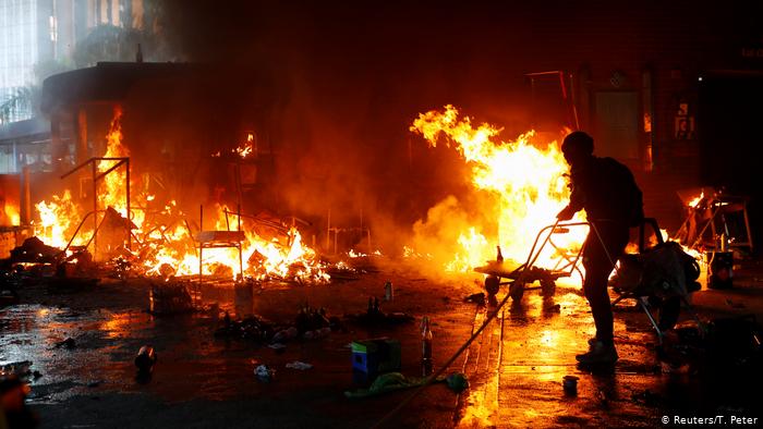 Honkong Proteste Polytechnische Universität | Feuer (Reuters/T. Peter)