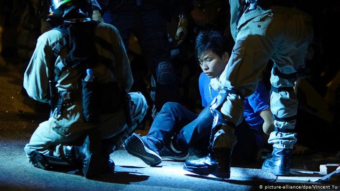 Hongkong Demonstranten versuchen die Polytechnische Universität zu verlassen (picture-alliance/dpa/Vincent Yu)