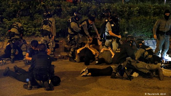 Hongkong Demonstranten versuchen die Polytechnische Universität zu verlassen (Reuters/A. Abidi )