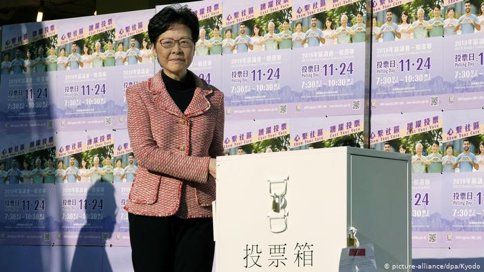 Hongkong Lokalwahlen Regierungschefin Carrie Lam (picture-alliance/dpa/Kyodo)