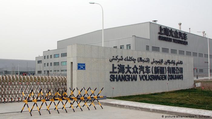 China 2014 Volkswagen in der Provinz Xinjiang | Werkseinfahrt (picture-alliance/dpa/S. Scheuer)