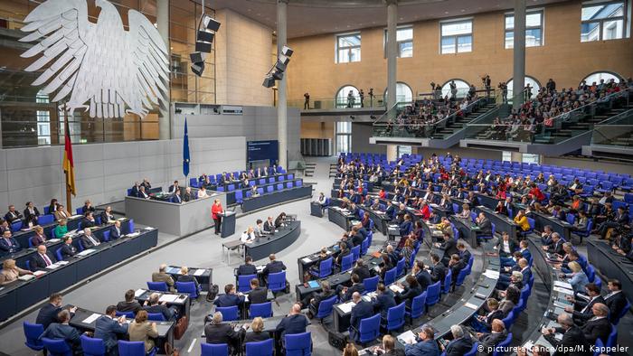 Berlin Bundestag Rede Bundeskanzlerin Angela Merkel (picture-alliance/dpa/M. Kappeler)
