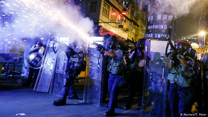 Hongkong Polizei bei Protesten (Reuters/T. Peter)