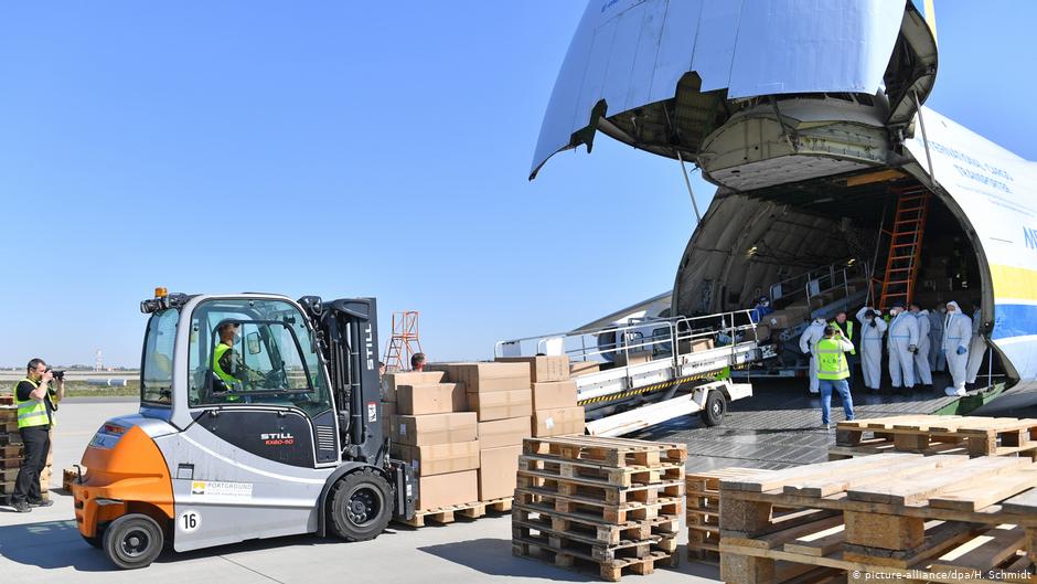 Deutschland Leipzig Coronavirus - Bundeswehr bringt Schutzmasken