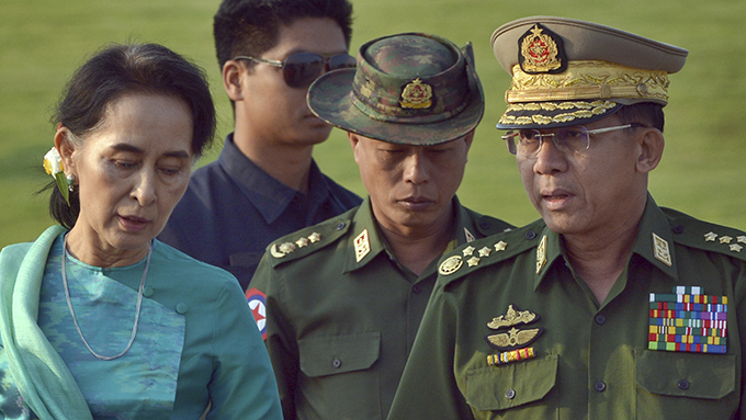 缅甸国务资政昂山素季（左）与两名军方将领（美联社）