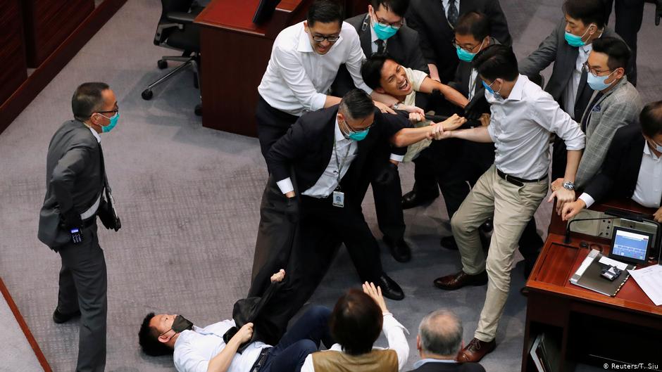 Hongkong Legislativrat Prügelei Sicherheitskräfte