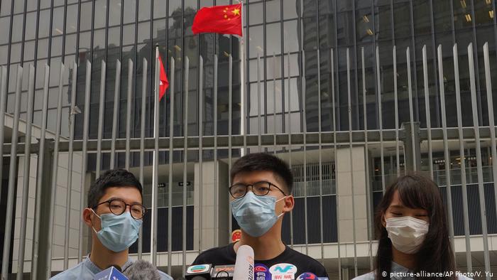 Hongkong & Sicherheitsgesetz China | Aktivisten Wong & Law & Chow (picture-alliance/AP Photo/V. Yu) Hongkong & Sicherheitsgesetz China | Aktivisten Wong & Law & Chow (picture-alliance/AP Photo/V. Yu)