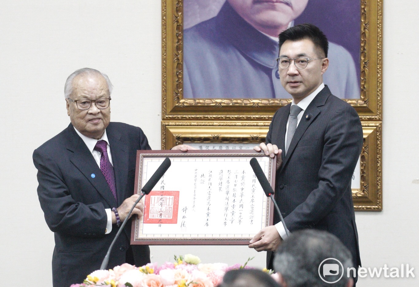 國民黨新任主席江啟臣（右），才剛上任即須面對黨內多重挑戰，包含罷韓連署、吳斯懷爭議、中國關係...等。   圖：張良一/攝（資料照片）