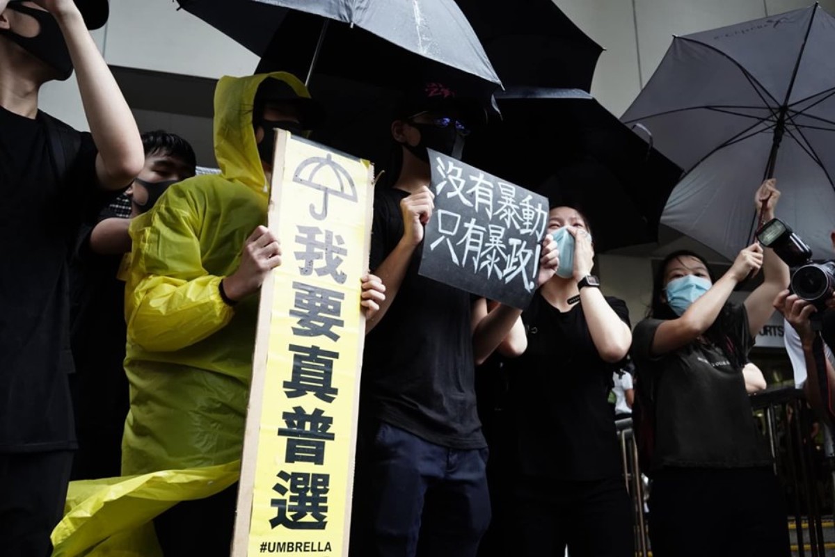 7 月 31 日,44 人因涉上環衝突被控暴動罪,於東區法院提堂。近千市民在法院外冒風雨聲援。