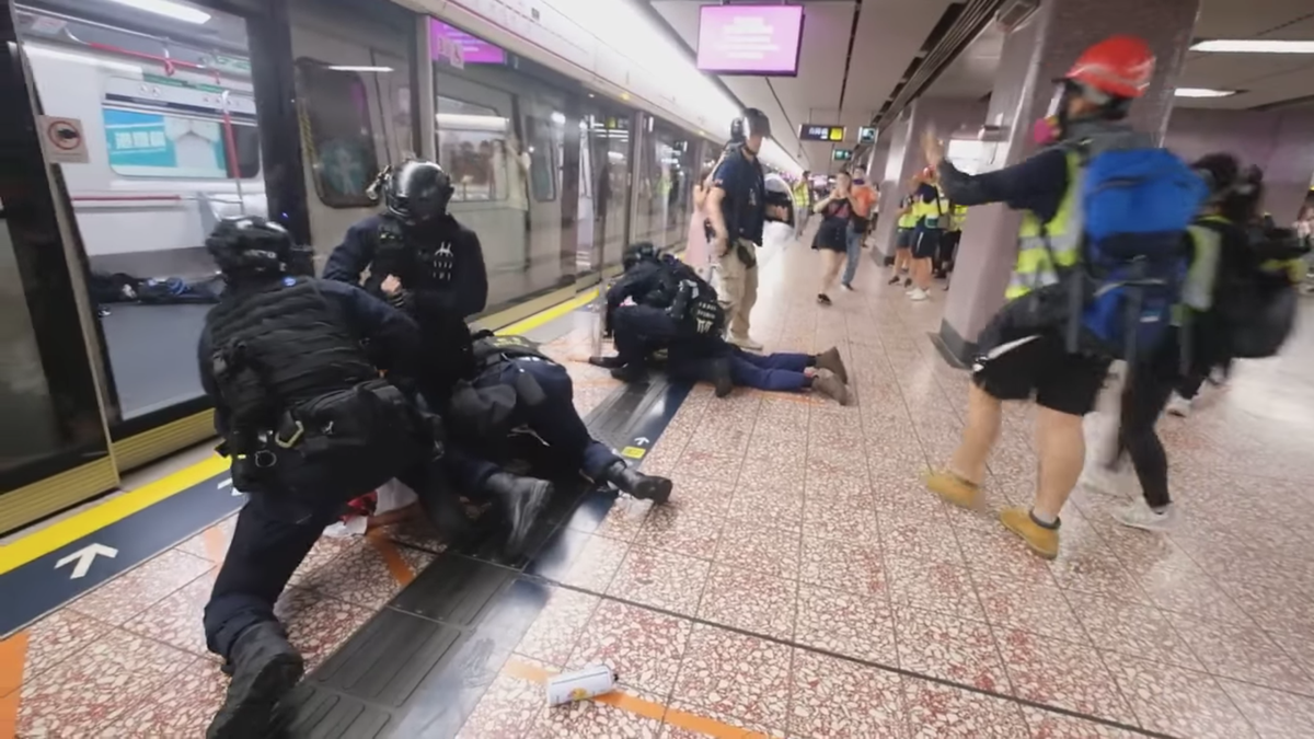 8.31 晚,多名警方速龍成員及防暴警察衝入太子站往中環月台及列車,以警棍不停毆打車廂內示威者、市民。