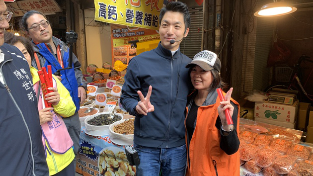 蒋万安在传统市场谢票并且发放春联。(记者 黄春梅摄)