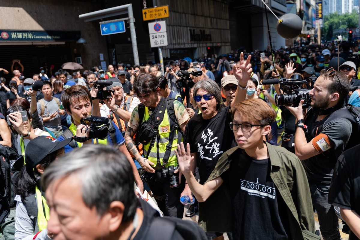 民陣去年 10 月 1 日舉辦「沒有國慶,只有國殤」遊行,大量市民不理會警方反對繼續上街,最終演變成多區衝突。警方今年 4 月拘捕梁國雄、李柱銘、李卓人等民主派人士,其中梁國雄被控於 10.1 當日組織及參與未經批准集結等罪名。