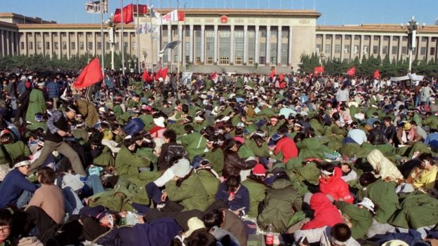1989年5月14日,学生在天安门广场绝食抗议