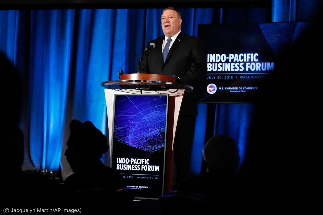 Secretary of State Mike Pompeo speaking at lectern (© Jacquelyn Martin/AP Images)