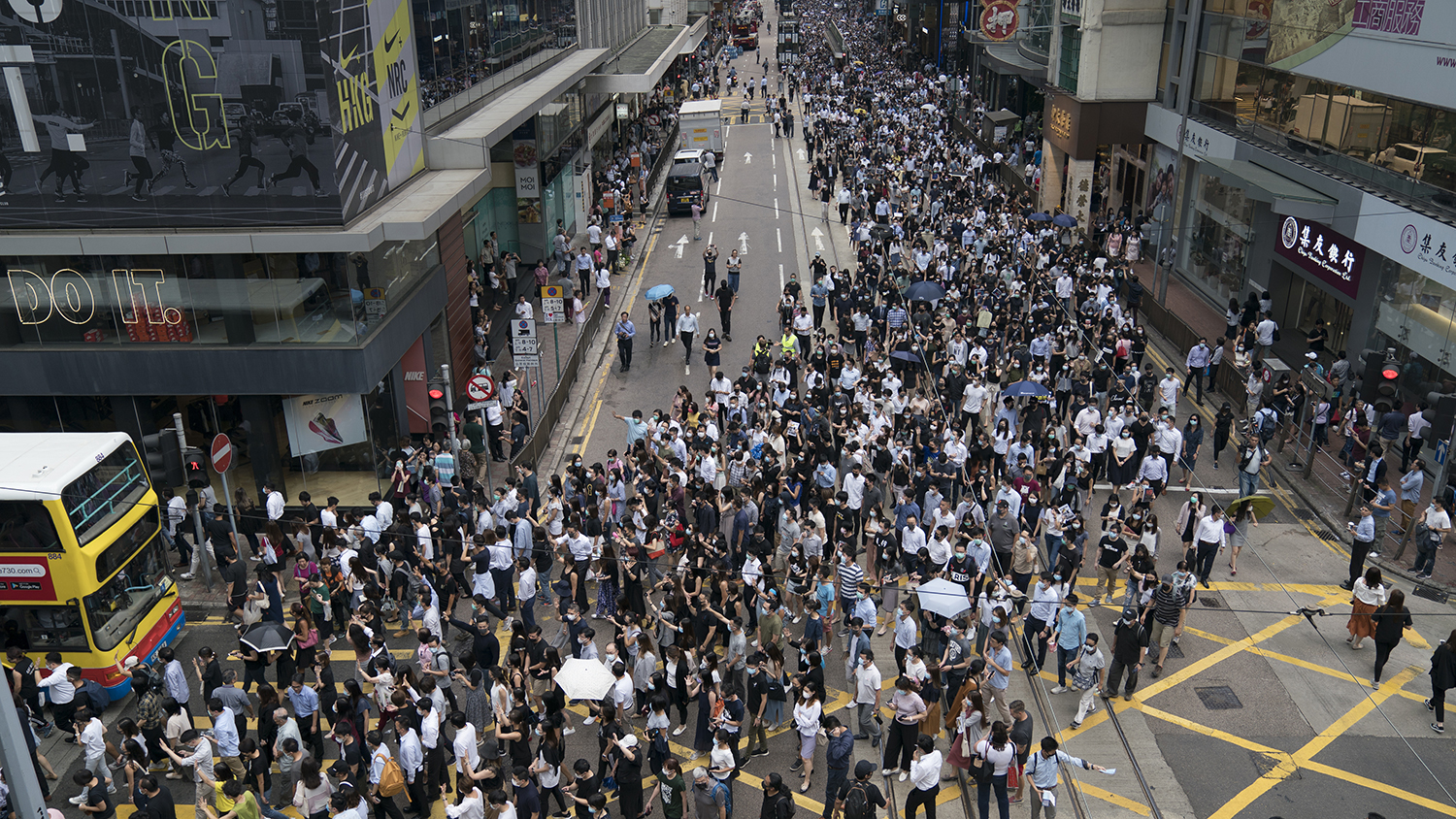 香港抗议者于2019年10月4日抗议《禁蒙面法》。(美联社)