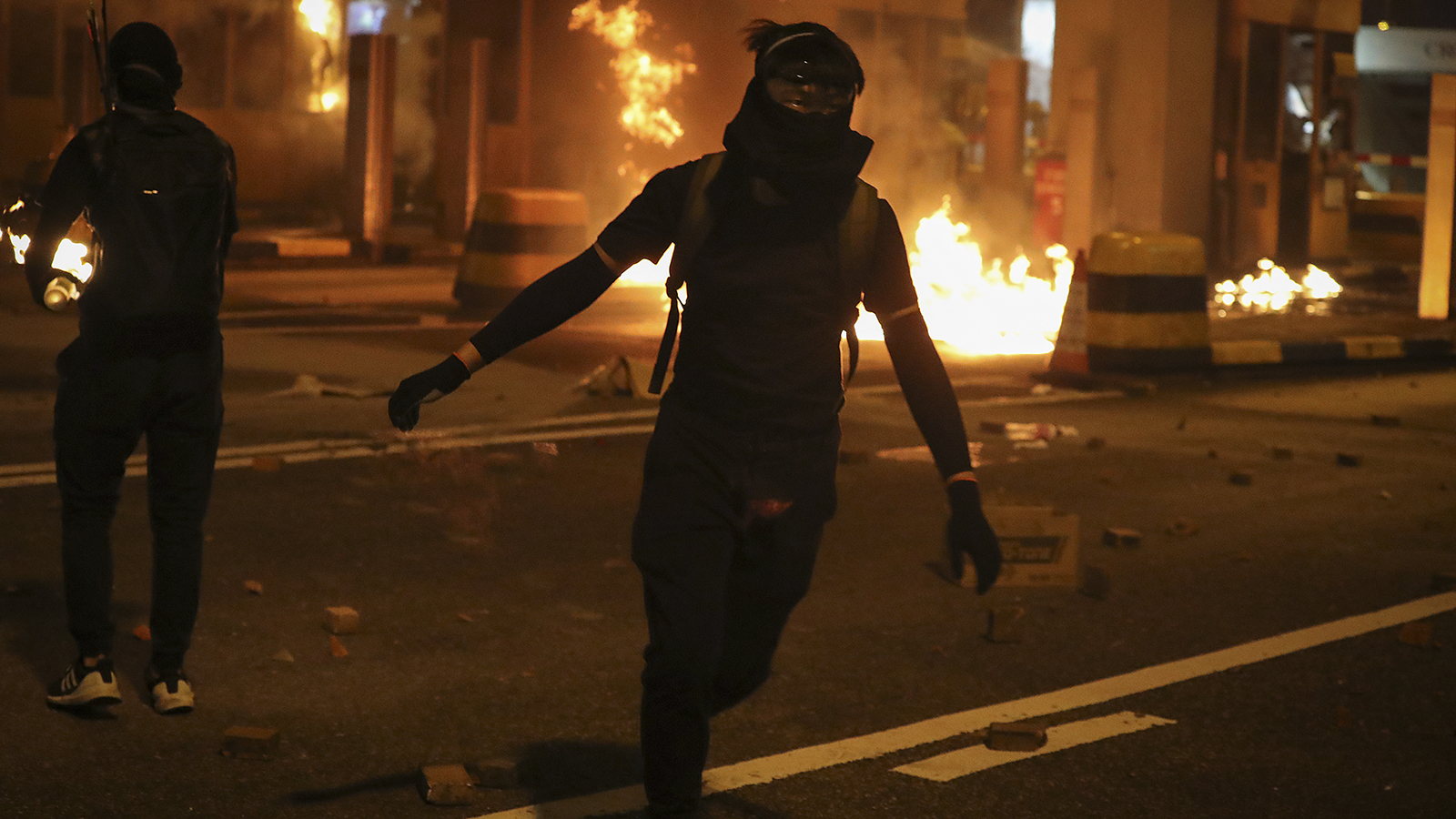 2019年11月14日香港街头的抗议者。（美联社）