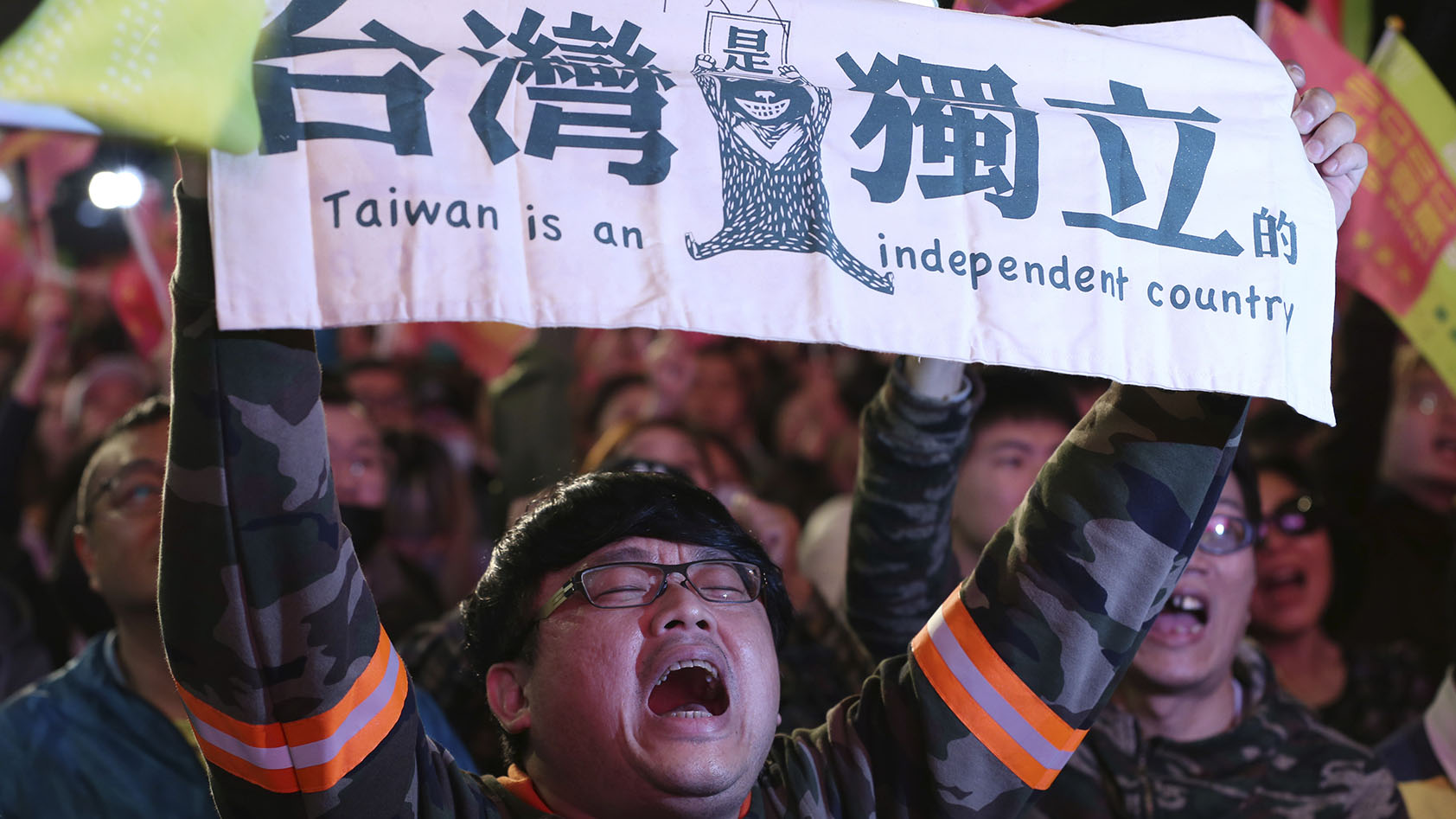在台湾总统选举活动中，有人打出台湾独立的标语。（美联社）