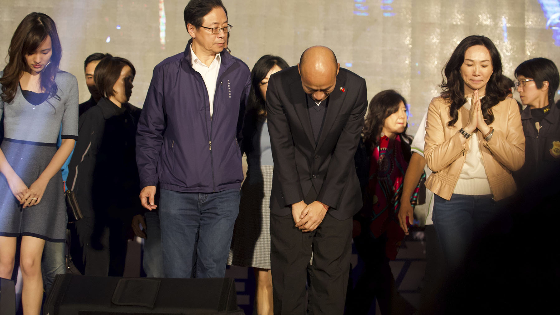 台湾总统选举人韩国瑜在选举失败后向支持者鞠躬道歉。（美联社）