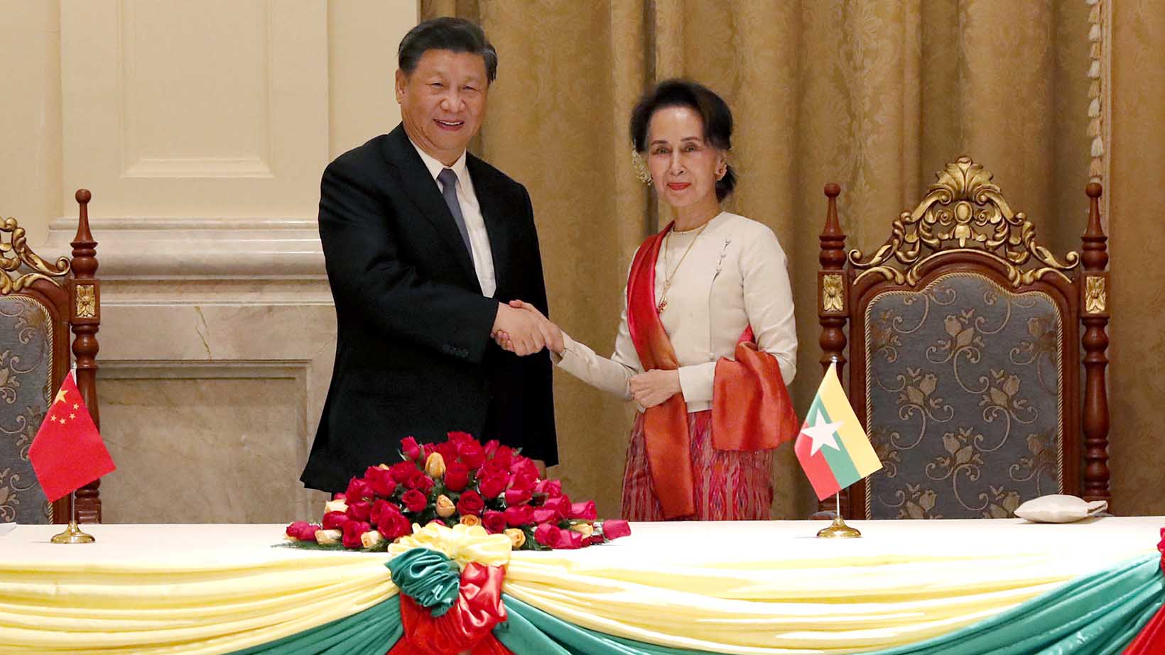 中国国家主席习近平(左)访问缅甸会晤缅甸国务资政昂山素季。(美联社)