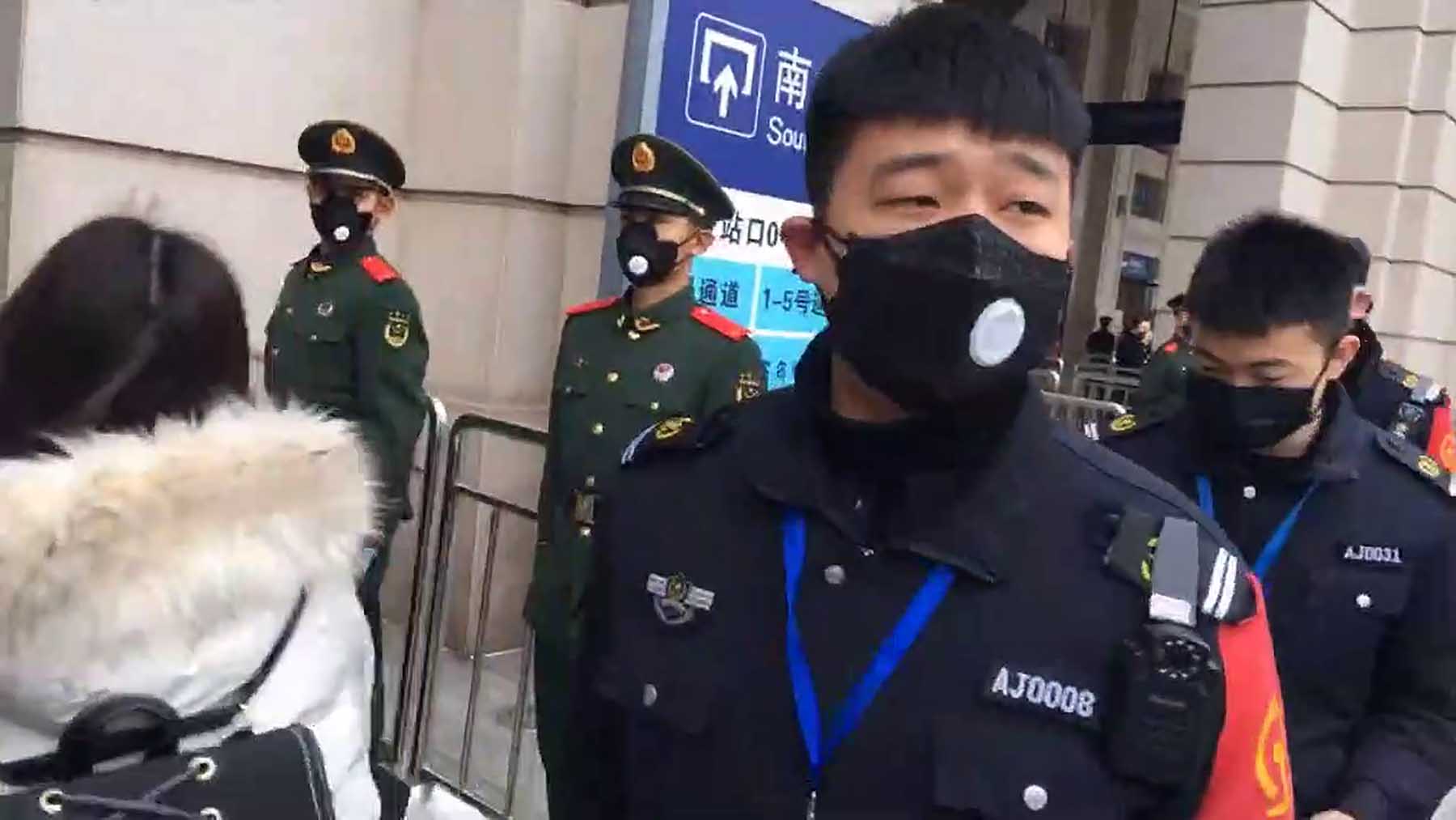 中国警察在即将关闭的武汉汉口火车站前执勤。(美联社)