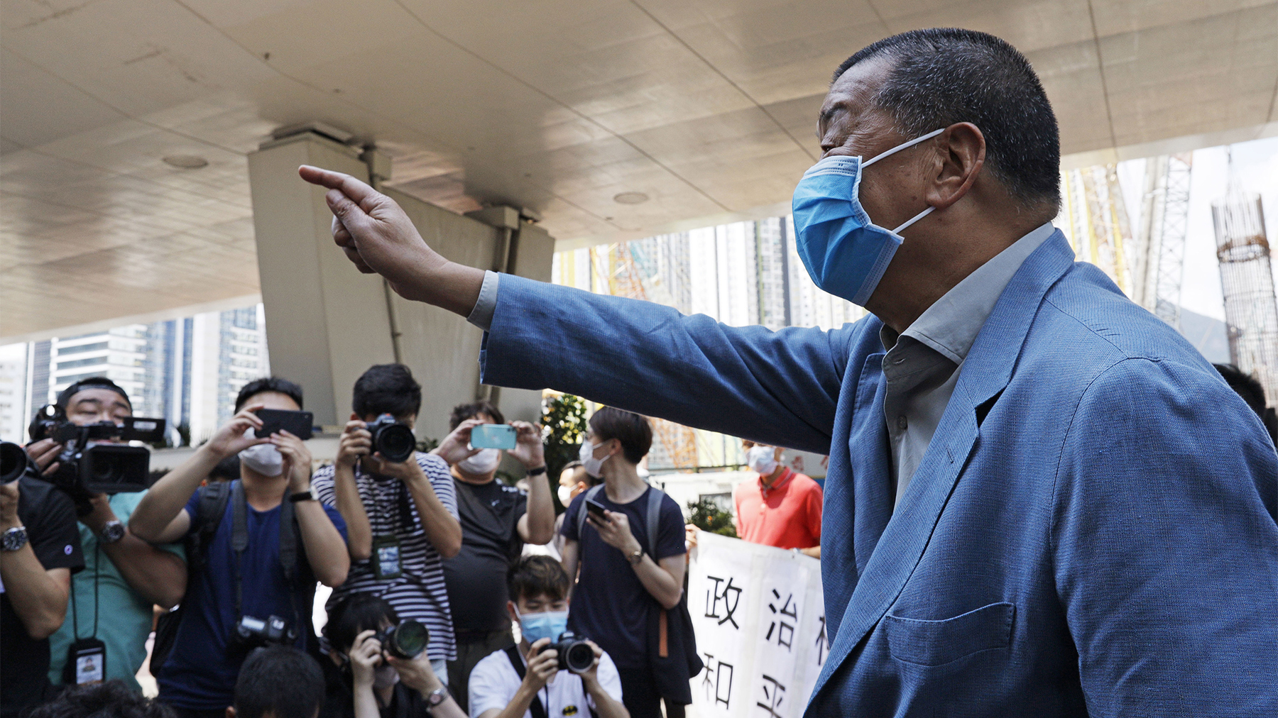 香港媒体大亨黎智英于2020年5月5日进入法庭之前向支持者挥手。（美联社）