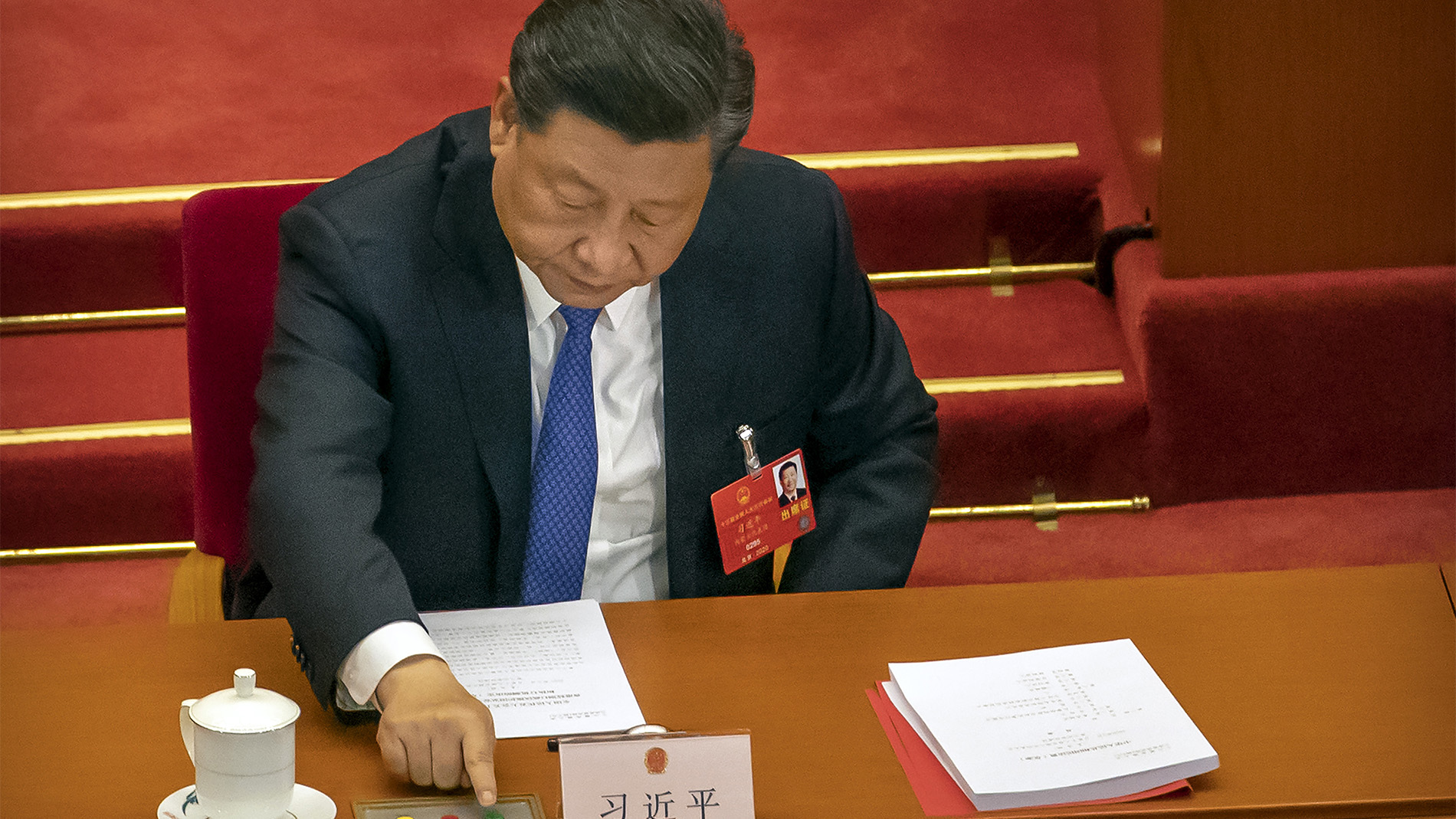 2020年5月28日,中国国家主席习近平和在全国人大会议就港版国安法进行表决时按下赞成键。 (美联社) 2020年5月28日,中国国家主席习近平和在全国人大会议就港版国安法进行表决时按下赞成键。 (美联社)