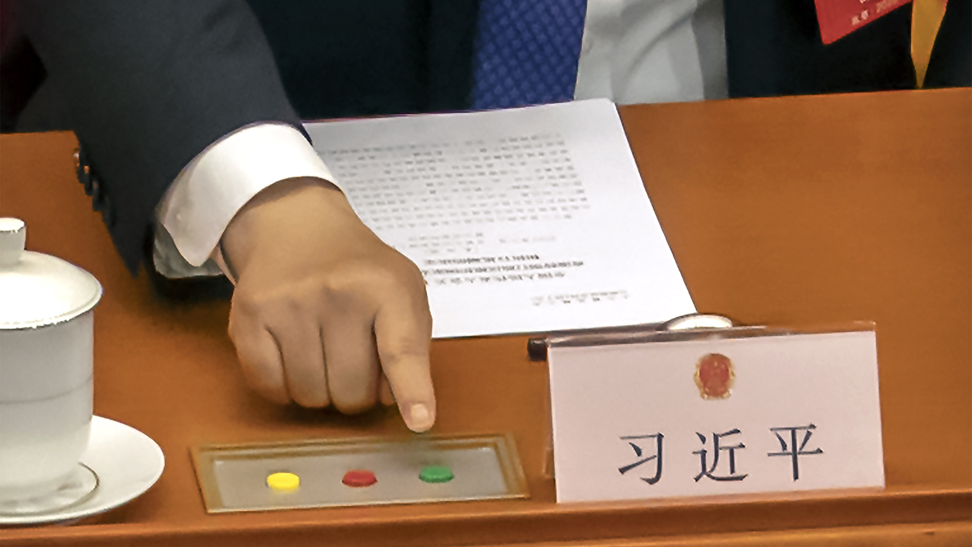 2020年5月28日,中国国家主席习近平和在全国人大会议就港版国安法进行表决时按下赞成键。 (美联社) 2020年5月28日,中国国家主席习近平和在全国人大会议就港版国安法进行表决时按下赞成键。 (美联社)
