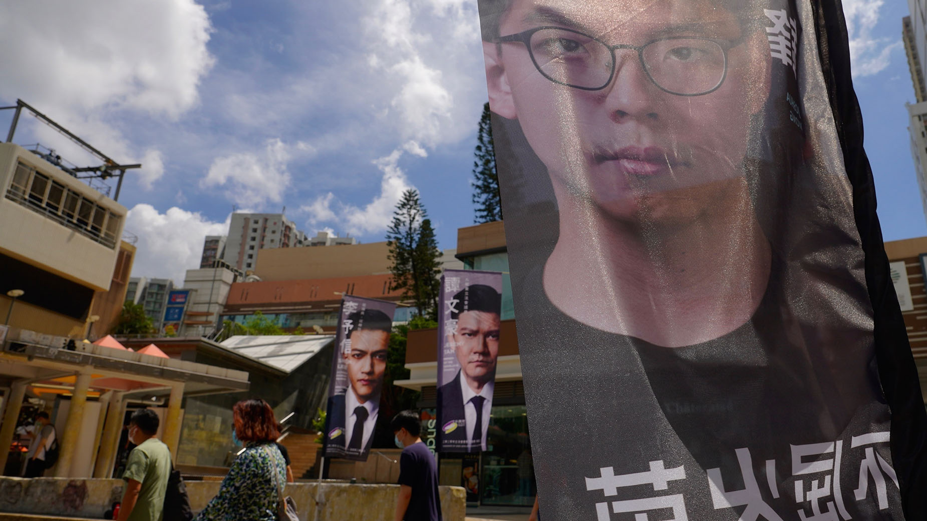 香港民主派的候选人黄之锋的宣传广告。(美联社) 香港民主派的候选人黄之锋的宣传广告。(美联社)