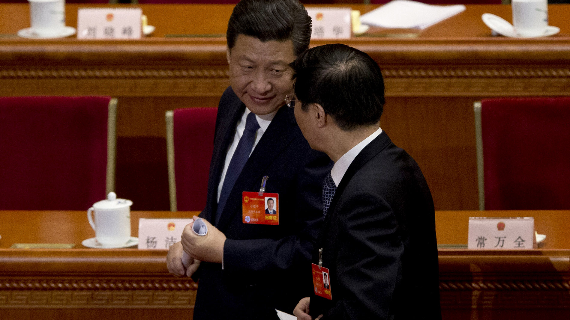 中共中央政治局常委王沪宁（右）和习近平在交谈。（美联社）