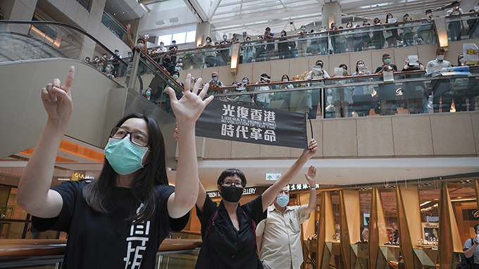 2020年6月9日，民众在香港一家商场内纪念“反送中”一周年。（美联社）