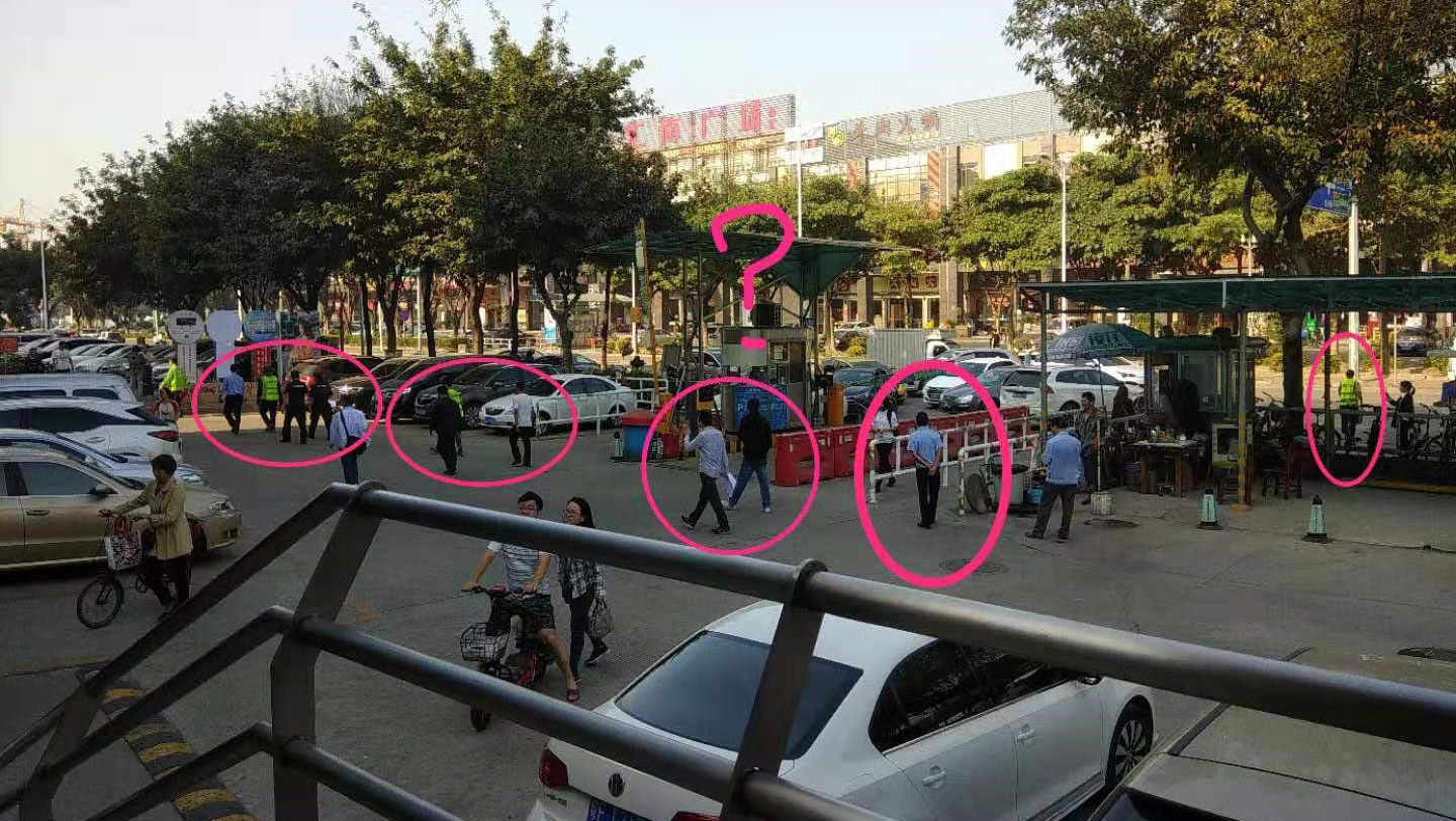聚会场所外,有多名公安在徘徊驻守。(信徒提供/记者乔龙)