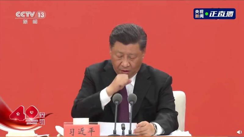 習近平今日在深圳致詞時頻頻咳嗽。(圖擷自央視直播) 習近平今日在深圳致詞時頻頻咳嗽。(圖擷自央視直播)