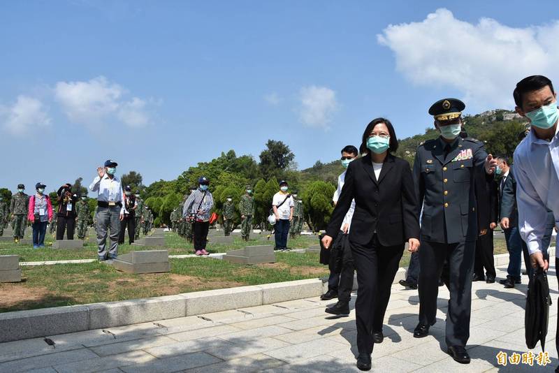 總統蔡英文(右三)赴金門出席八二三砲戰62周年公祭暨追思活動,網友大讚勇敢。(資料照) 總統蔡英文(右三)赴金門出席八二三砲戰62周年公祭暨追思活動,網友大讚勇敢。(資料照)