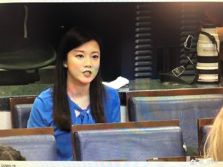 女記者被起底是鳳凰衛視的王又又。(圖翻攝自微博)