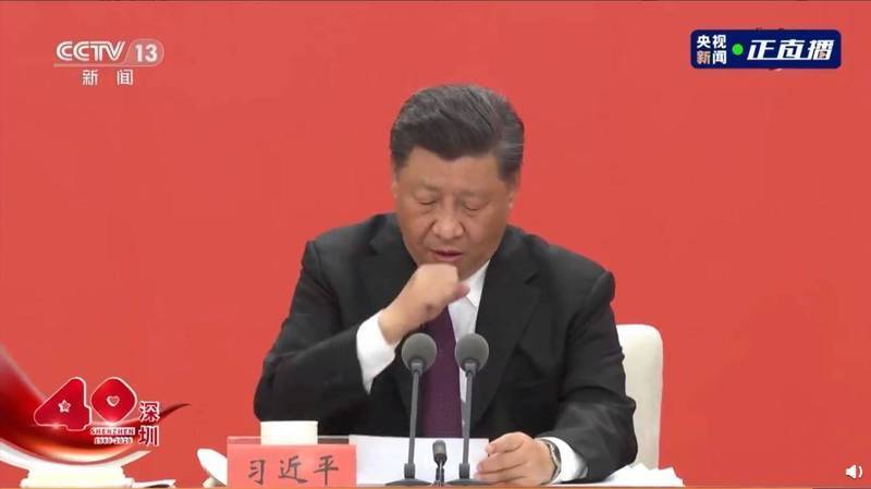 習近平14日演說時,突然猛烈咳嗽。(圖取自中國央視) 習近平14日演說時,突然猛烈咳嗽。(圖取自中國央視)