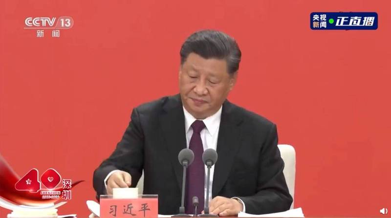 習近平今日在深圳致詞時頻頻咳嗽、拿水喝。(圖擷自央視直播) 習近平今日在深圳致詞時頻頻咳嗽、拿水喝。(圖擷自央視直播)