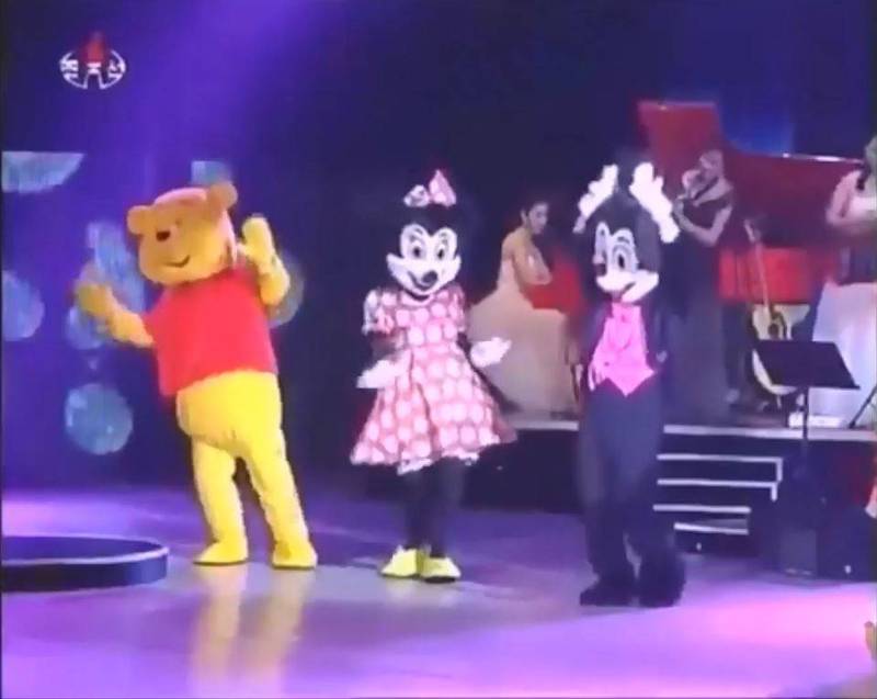 北韓公開活動演出出現迪士尼卡通角色勁歌熱舞。(圖擷自臉書「我帶你們看北朝鮮」) 北韓公開活動演出出現迪士尼卡通角色勁歌熱舞。(圖擷自臉書「我帶你們看北朝鮮」)