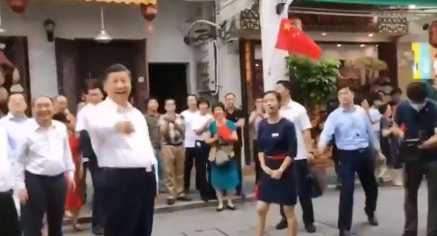 習近平身旁的女導遊太靠近他,維安人員欲伸手拉回,發現鏡頭在拍又縮手。(圖取自推特) 習近平身旁的女導遊太靠近他,維安人員欲伸手拉回,發現鏡頭在拍又縮手。(圖取自推特)