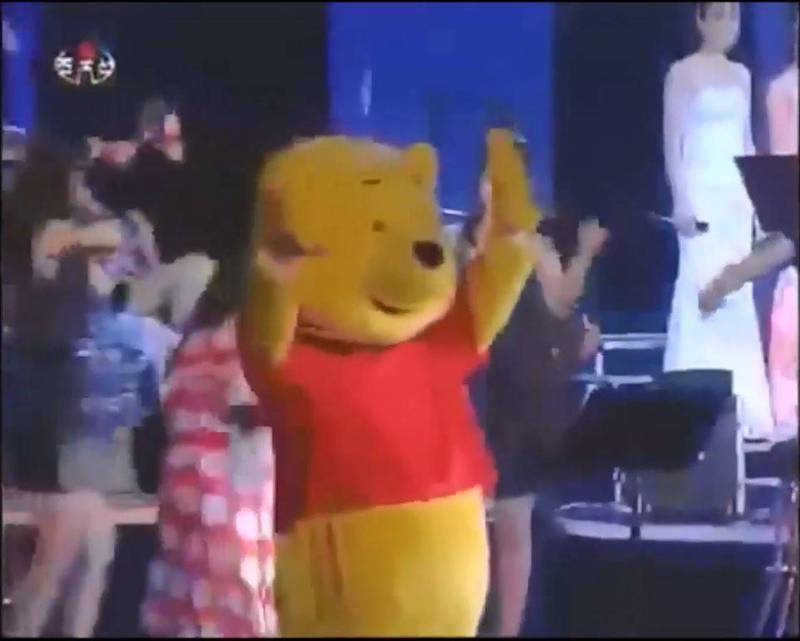 北韓公開活動演出出現小熊維尼人偶裝。(圖擷自臉書「我帶你們看北朝鮮」) 北韓公開活動演出出現小熊維尼人偶裝。(圖擷自臉書「我帶你們看北朝鮮」)