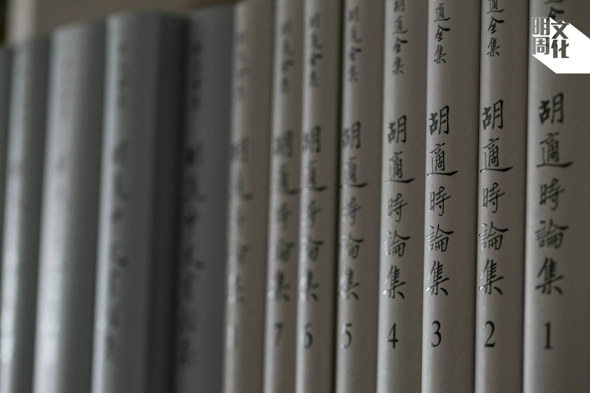像胡適，李怡對社會國家有憂患意識，撰寫時評政論半世紀，至今仍筆耕不輟。