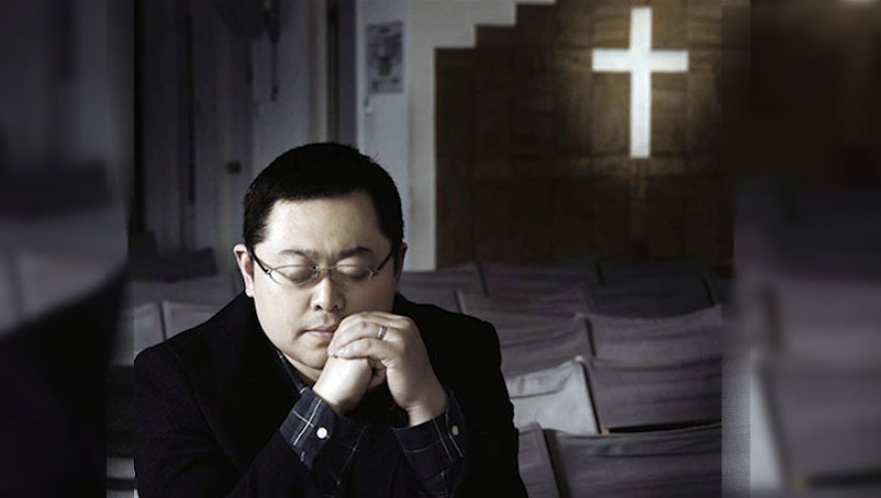 资料图片:祈祷中的王怡。(图源:对华援助协会)